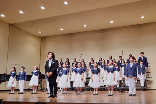 군포시립소년소녀합창단이 ‘행복의 주문’ 곡을 부르고 있다.