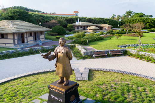 하의면에 복원된 김대중 생가와 동상이 있다. '신안군 홍보실 제공’