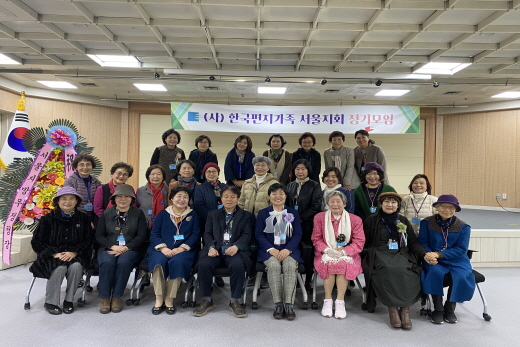 모임을 마치고 서울지회 회원들이 단체 기념사진을 찍고 있다.