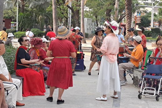 대동해 해변에서 원주민들이 악기를 연주하며 여행객의 발길을 잡는다.    