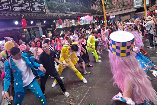 광장에서 공연에 앞서 출연자들이 춤사위를 보여주고 있다.