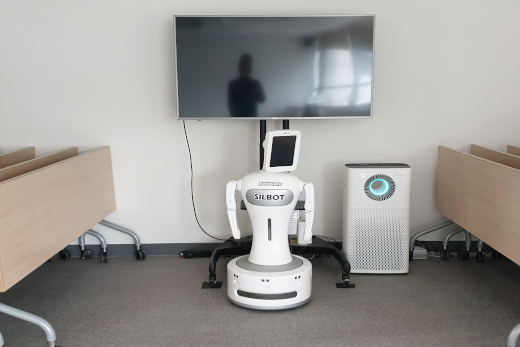 치매안심센터 대강의실에 실버로봇(기억력 강화 등 로봇인지프로그램)이 설치되어 있다.