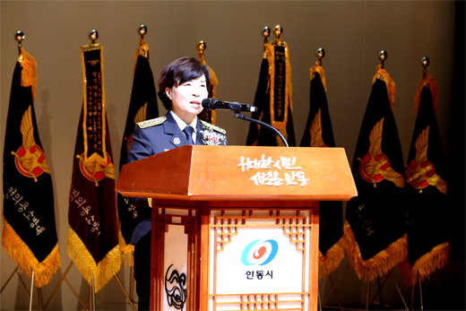 김난희 안동소방서장이 대통령 축사를 대독하고 있다.