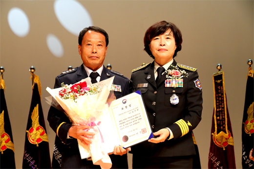 김진원(왼쪽) 남선 남성의용소방대장이 행정안전부 장관 표창을 받고 기념촬영을 하고 있다.