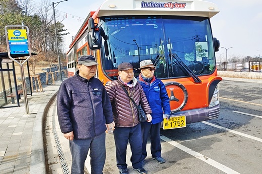 탑승객 일행이 인천 시티투어 버스 앞에서 사진을 찍고 있다.