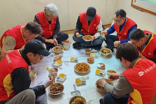 - 둥글게 앉은 자원봉사자들이 문창동행정복지센터에서 제공한 배달 음식으로 점심을 먹고 있다.