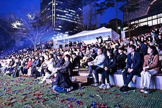 석촌호수 동호 수변 무대의 관람석을 가득 메운 관람객들이 음악을 즐기고 있다.