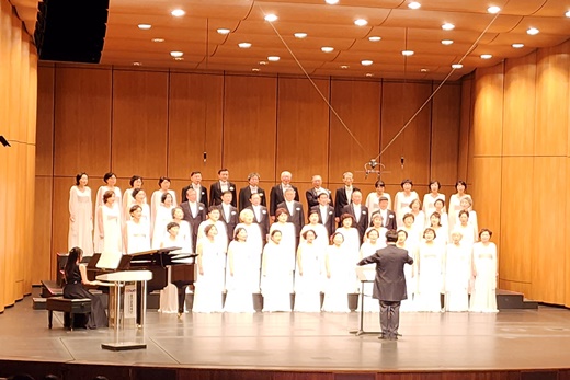 수지 실버합창단이 정장을 입고 ‘시인의 노래’를 공연하고 있다.