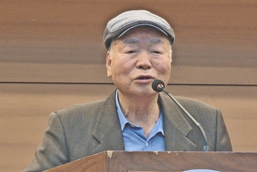 원용우 교수가 수상 소감을 말하고 있다.